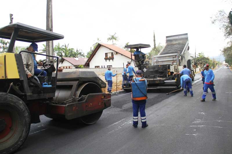 Pavimenta Timbó – Ruas Canadá e Grécia começam a receber asfalto nesta segunda-feira