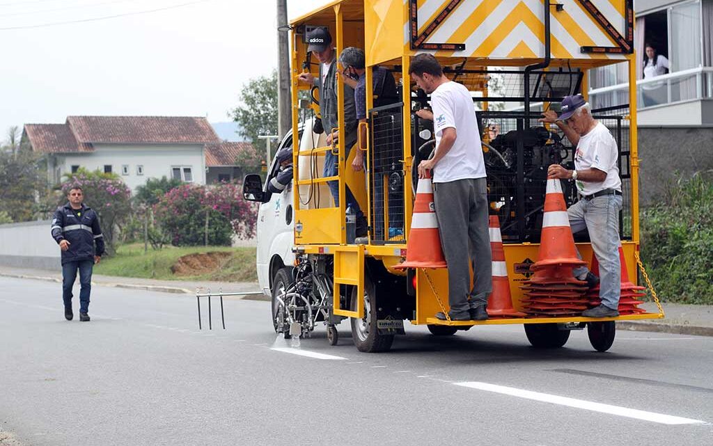 Prefeitura de Timbó adquire caminhão para pintura de faixas