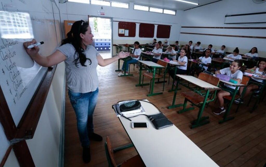 Santa Catarina – Nova remuneração mínima para o magistério estadual começa a ser paga