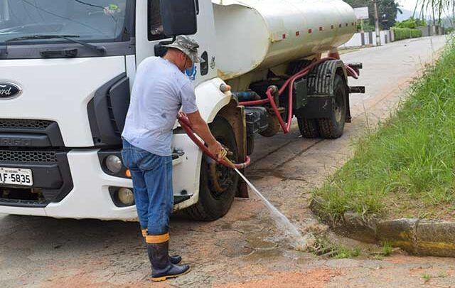 Secretaria de Obras de Ascurra trabalha para melhorias em bocas de lobos e córregos