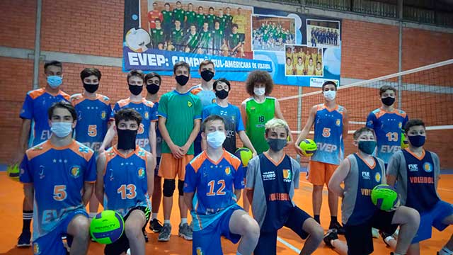 Escola de Voleibol Erwin Prade participa de diversas competições no Estado