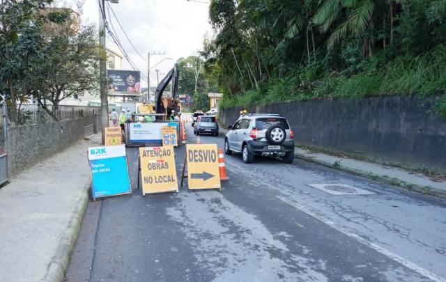 BRK Ambiental substitui tampas de poços de visita na Rua Frei Estanislau Schaette