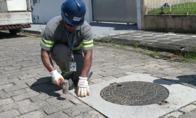 Blumenau – BRK Ambiental substitui tampão de poço de visita na Rua Heirinch Hosang nesta quarta-feira (20/10)