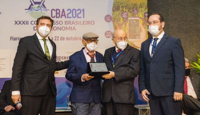 Congresso Brasileiro de Agronomia abre com homenagem a personalidades do setor no País