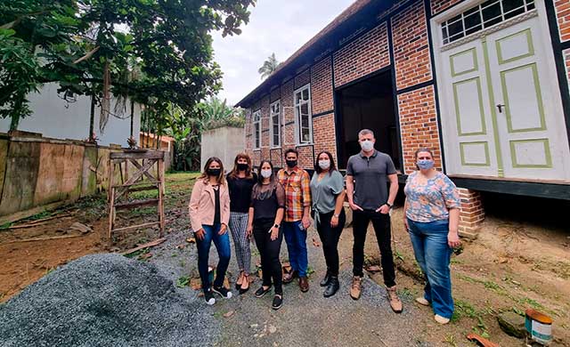 Equipe técnica do Iphan visita obra de restauro da Antiga Escola Urbana de Timbó