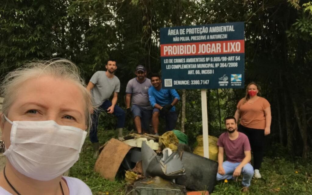 SAMAE e Prefeitura de Timbó recolhem lixo em área de proteção ambiental