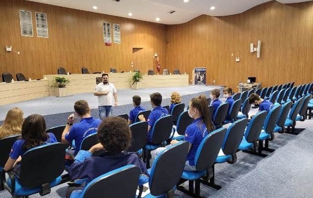 Câmara de Timbó – Parlamento Jovem recebe palestra sobre Samae de Timbó