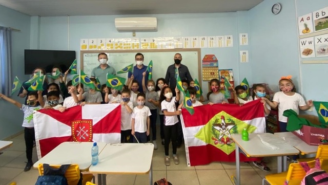 Indaial – Escolas da rede municipal de ensino recebem bandeiras em homenagem ao Dia da Bandeira