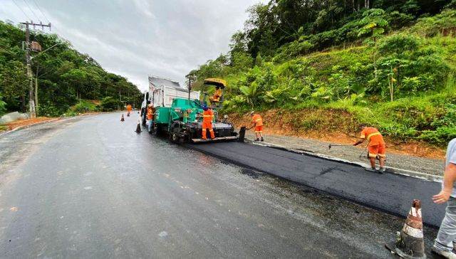 Rua Tiroleses trecho 2 começa a receber segunda camada de pavimentação