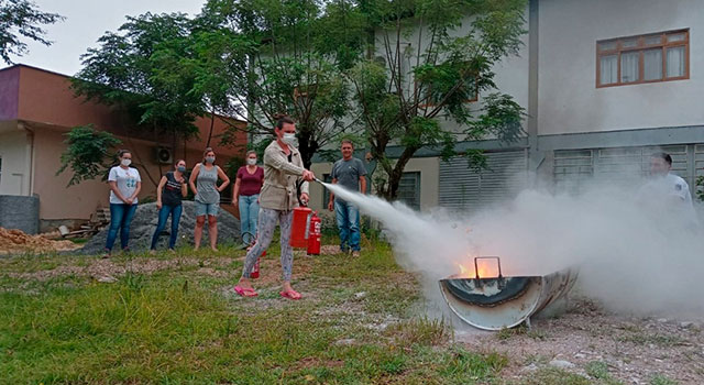 Indaial – Servidores da Educação Infantil de Indaial participam de treinamento de combate a incêndio