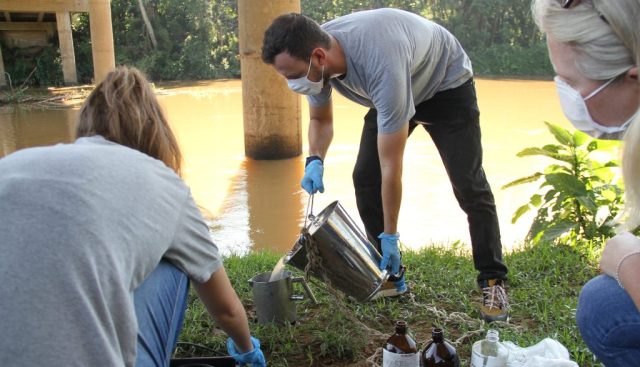 Programa de Educação Ambiental realiza monitoramento da qualidade das águas de Timbó