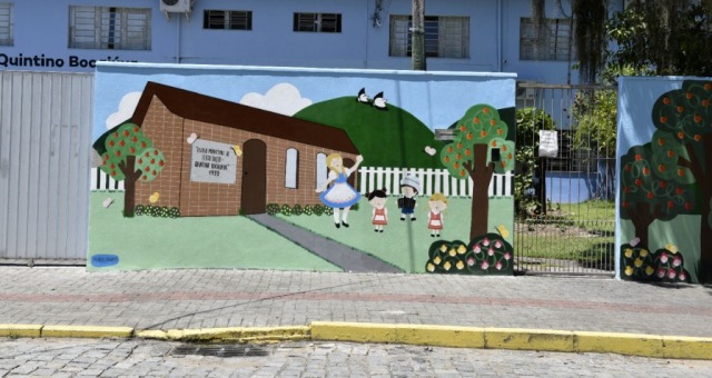 Karsten promove arte sobre a história de Blumenau, em painel de 85 metros