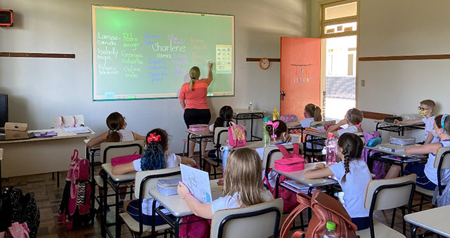 Estudantes retornam às salas de aula das escolas e UPEs de Timbó