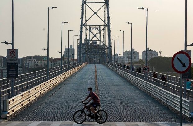 Vão central da Ponte Hercílio Luz ficará exclusivo para pedestres e ciclistas durante o Carnaval