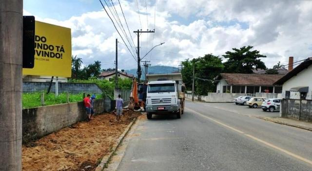 SAMAE Timbó – Rua Marechal Floriano Peixoto recebe nova rede de água