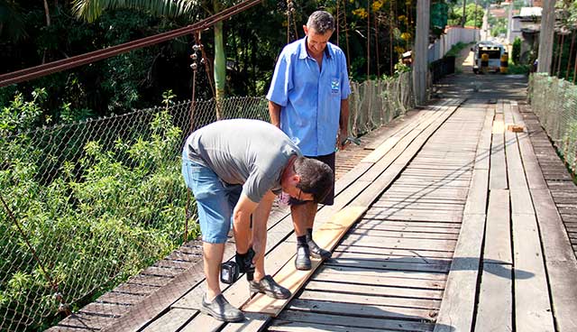 Prefeitura de Timbó realiza manutenção de madeiras da Ponte Pênsil do Bairro Dona Clara