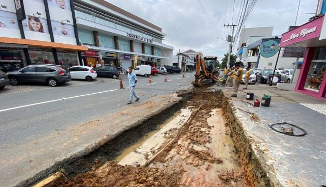 Obras para terceira pista exigem atenção dos motoristas no Centro de Timbó