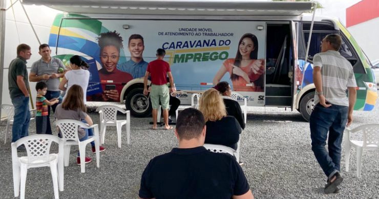 Caravana do Emprego realiza mais de 250 encaminhamentos em Timbó