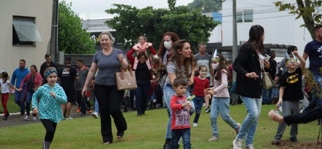 Caça aos Ovos Dourados atrai mais de 5 mil pessoas para o Parque Central de Timbó