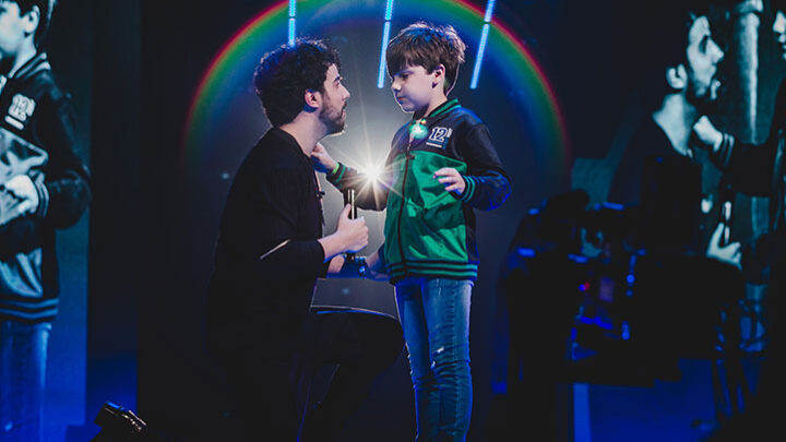 Cantor Raffa Torres e fã timboense sobem juntos ao palco do Norte Shopping em ação de conscientização do autismo