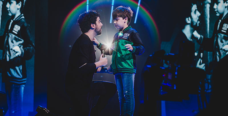 Cantor Raffa Torres e fã timboense sobem juntos ao palco do Norte Shopping em ação de conscientização do autismo