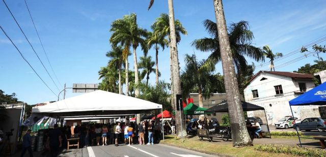 Biergarten Vale da Cerveja reúne 5 mil pessoas em Blumenau (SC)