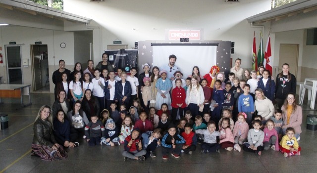 Indaial – Quatro escolas da rede municipal de ensino recebem cinematecas através do projeto “CineMundo”