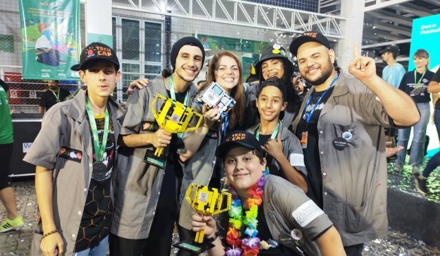 Estudantes de Blumenau participam do Festival SESI de Robótica em São Paulo