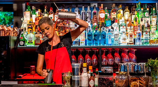 Blumenau (SC) terá evento com Leo Peralta, bartender carioca que atuou da Lapa ao Copacabana Palace