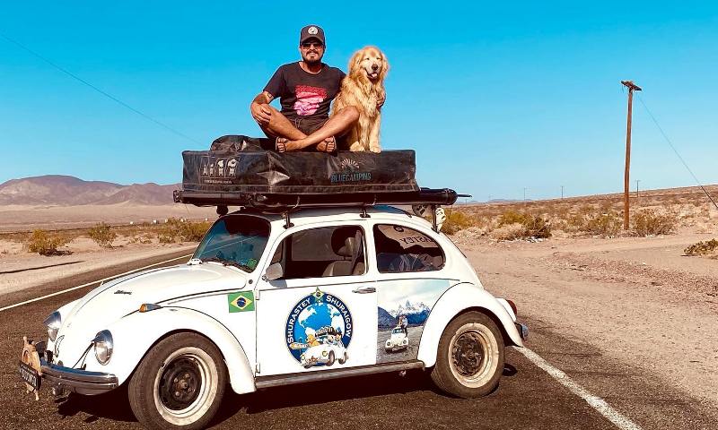 Influenciador e cão Golden Retriever, que viajavam em um Fusca nos EUA, morrem em acidente