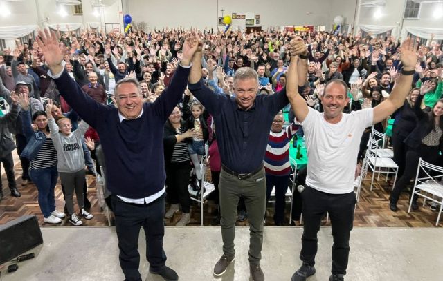 Grande evento em Timbó atrai multidão para ouvir Laércio, Gean, Colombo e Paulinho