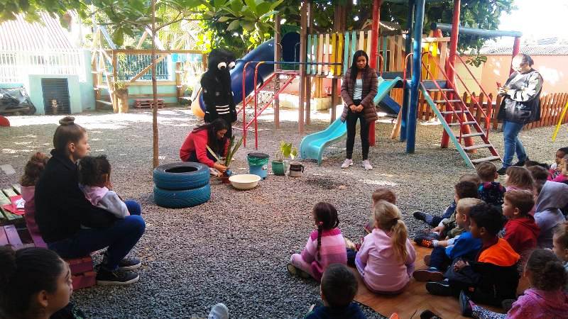 Alunos da UEI Aquarela no bairro do Norte realiza panfletagem de conscientização no combate à Dengue em Indaial