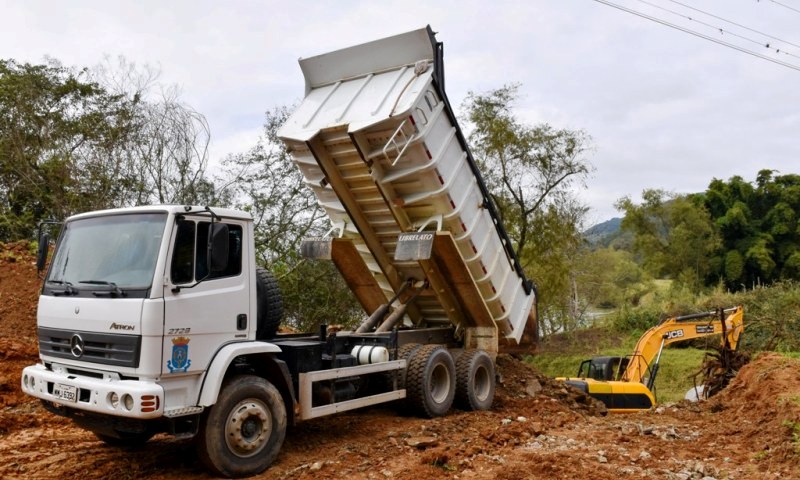 Construção de desvio provisório está em ritmo acelerado no bairro Guaricanas, em Ascurra