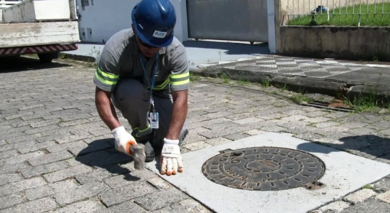 BRK realiza serviços em poços de visita, nos Bairros Salto e Fortaleza