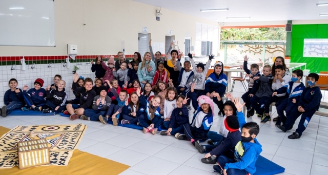 Apresentação da peça de teatro “Aquelas Que Moram Nela” faz sucesso em escolas de Gaspar, Indaial e Timbó