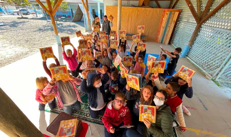 Artistas Natália Curioletti e Mauricio Huber encantam cerca de 300 crianças em apresentação de obra de literatura infantil em escolas de Blumenau