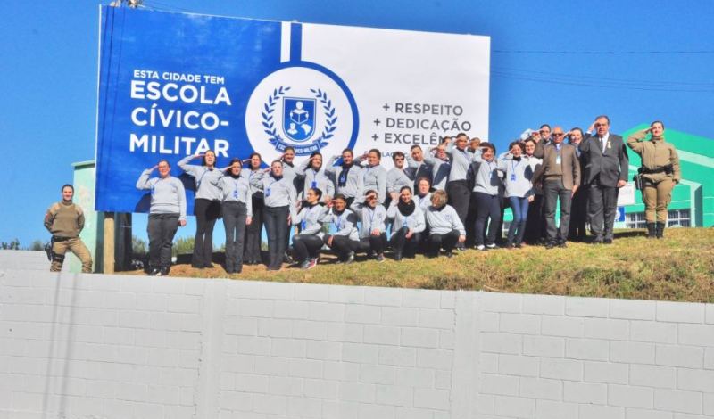 Inaugura a Escola Cívico-Militar Jurema Hugen Palma em São Joaquim