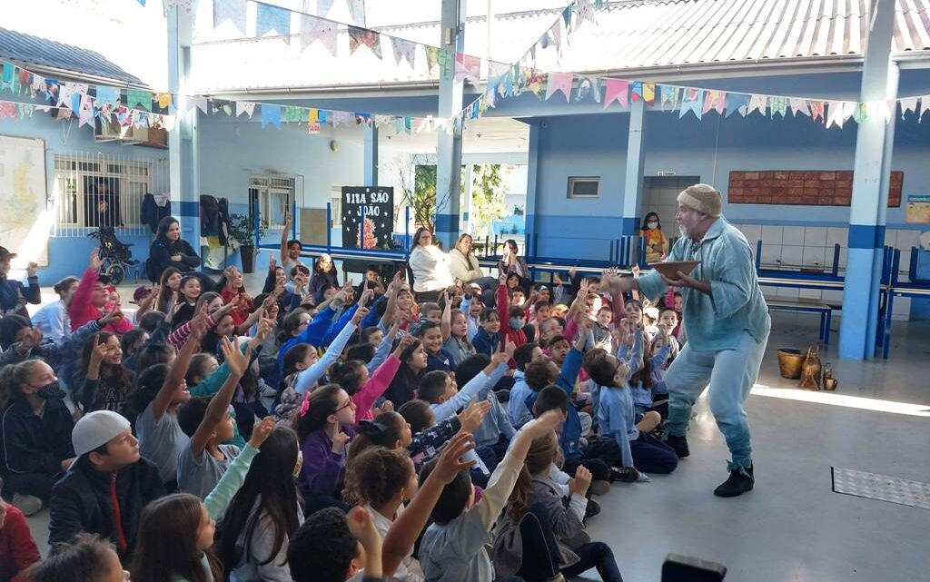 Projeto Circulação de História, do artista Jean Massanero, faz sucesso nas apresentações em escolas de Blumenau