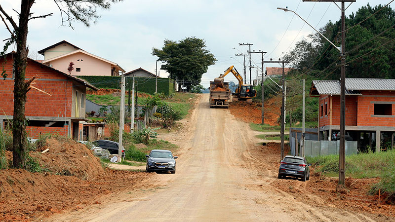 Rua Silésia começa a receber obras de pavimentação