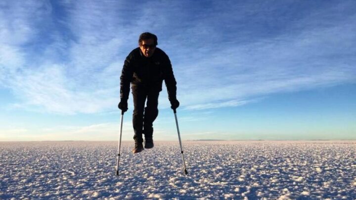 Aluno da UNIASSELVI dá a volta ao mundo com muletas e lança livro sobre as viagens