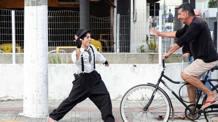 Artista de rua de Canelinha, em Santa Catarina, encanta e viraliza no TikTok e no Instagram como palhaço Grapixo