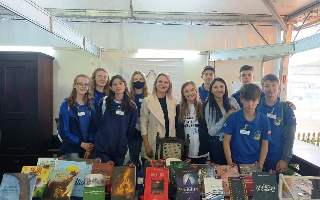 Câmara de Timbó – Parlamento Jovem visita feira do Livro