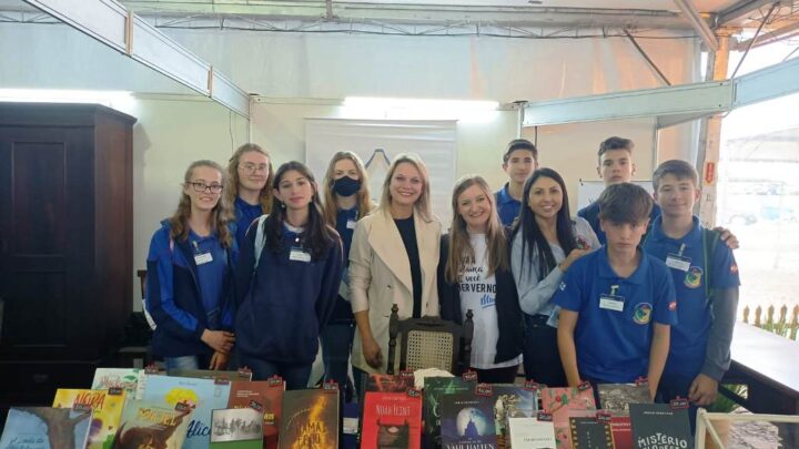 Câmara de Timbó – Parlamento Jovem visita feira do Livro