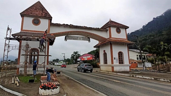 Prefeitura de Rodeio inicia obra de restauração do Portal de Entrada do Município