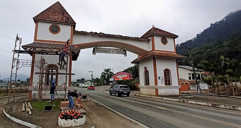 Prefeitura de Rodeio inicia obra de restauração do Portal de Entrada do Município