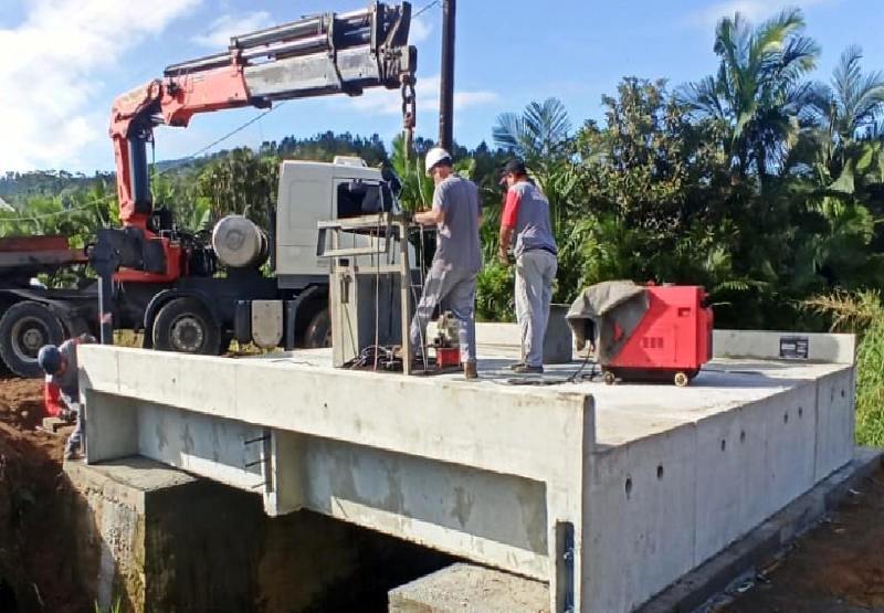 Pontes de concreto são instaladas nos Bairros Rodeio 32 e Rio Morto