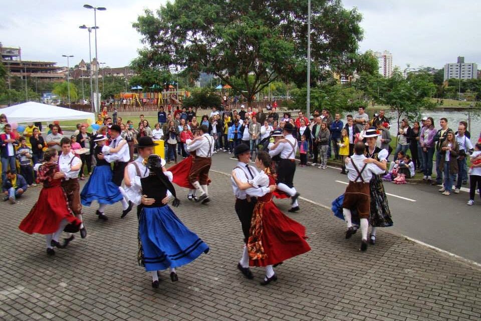 Grupo Folclórico Badenfurt se apresenta na Rota de Lazer, em Blumenau, neste domingo