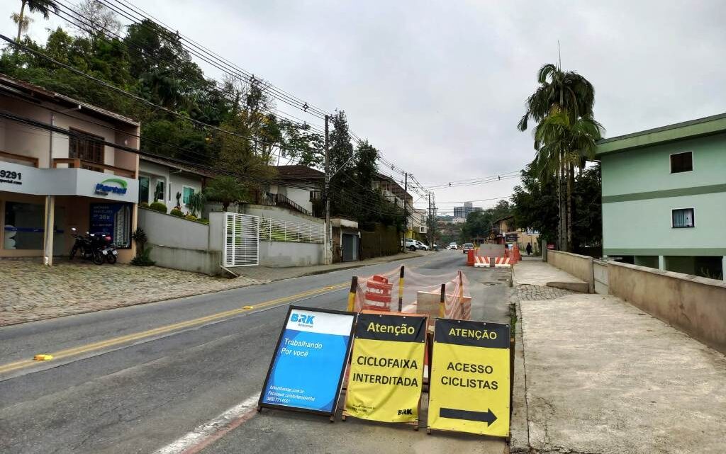 Blumenau – Implantação da rede coletora de esgoto na rua dos Caçadores continua em novo trecho nesta quarta-feira (28/9)