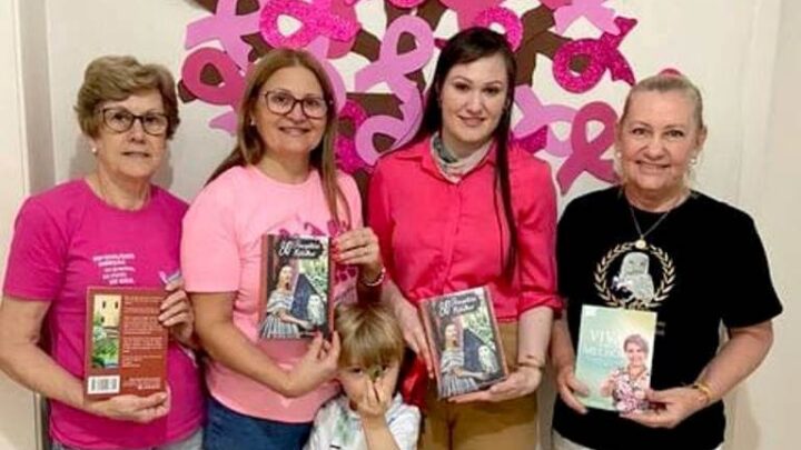 Academia de Letras de Timbó entrega livros a Rede Feminina