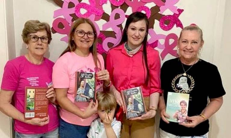 Academia de Letras de Timbó entrega livros a Rede Feminina